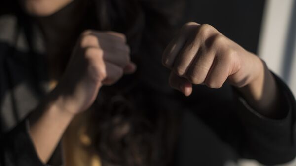 Девушка показывает кулак. Иллюстративное фото - Sputnik Кыргызстан