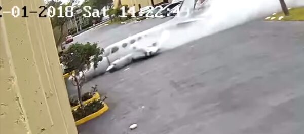 Крушение самолета в США попало на видео. Врезался в детский центр - Sputnik Кыргызстан