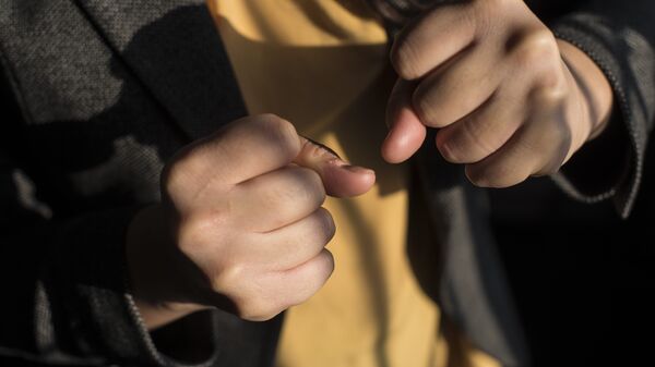 Девушек сжимает кулаки. Иллюстративное фото - Sputnik Кыргызстан