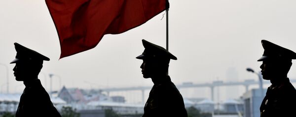 Военнослужащие Китая с флагом. Архивное фото - Sputnik Кыргызстан