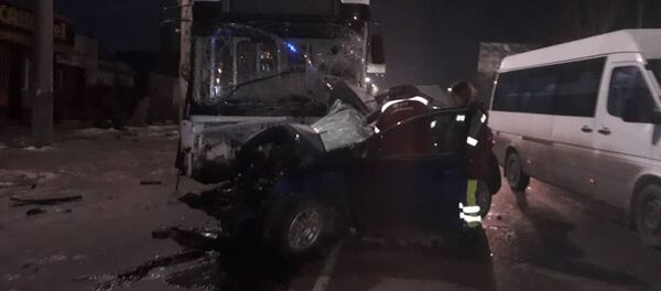 ДТП с участием троллейбуса и легковушки в Бишкеке - Sputnik Кыргызстан