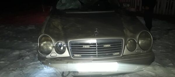 Машина на которой был совершен автонаезд на пешехода на 33-м километре дороги возле села Красная Речка Машина на которой был совершен автонаезд на пешехода на 33-м километре дороги возле села Красная Речка - Sputnik Кыргызстан