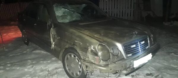 Машина на которой был совершен автонаезд на пешехода на 33-м километре дороги возле села Красная Речка - Sputnik Кыргызстан