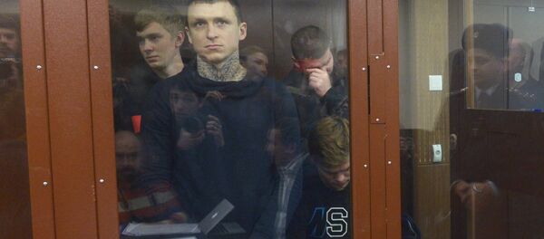 Футболисты Павел Мамаев и Александр Кокорин (слева направо на первом плане), обвиняемые в хулиганстве и побоях, на заседании Тверского районного суда Москвы Футболисты Павел Мамаев и Александр Кокорин (слева направо на первом плане), обвиняемые в хулиганстве и побоях, на заседании Тверского районного суда Москвы - Sputnik Кыргызстан