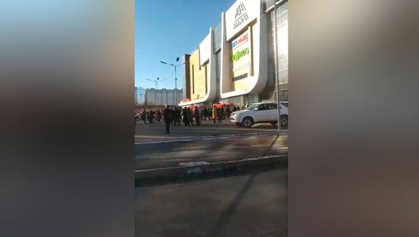 В торговом центре в Бишкеке произошло задымление. Видео с места - Sputnik Кыргызстан