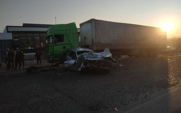 В результате лобового столкновения легкового автомобиля и КамАЗа в Ошской области погиб гражданин Китая - Sputnik Кыргызстан