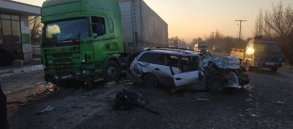 В результате лобового столкновения легкового автомобиля и КамАЗа в Ошской области погиб гражданин Китая - Sputnik Кыргызстан