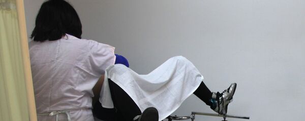 Врач акушер наблюдает за беременной женщиной. Архивное фото - Sputnik Кыргызстан