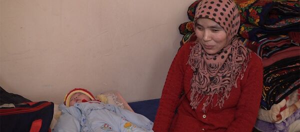 Незрячая бишкекчанка в одиночку растит троих детей. Видео Незрячая бишкекчанка в одиночку растит троих детей. Видео - Sputnik Кыргызстан