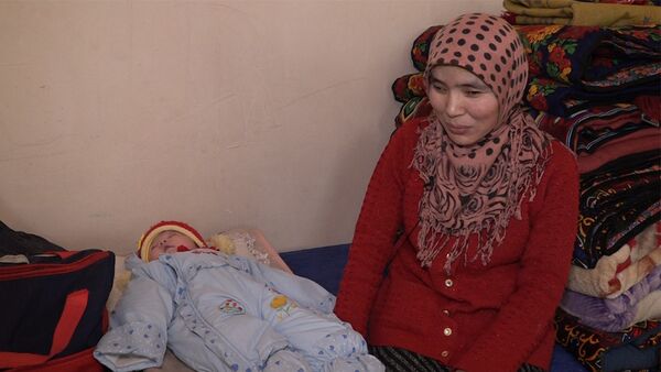 Незрячая бишкекчанка в одиночку растит троих детей. Видео - Sputnik Кыргызстан