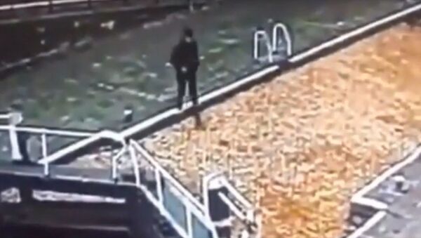 Засмотревшийся в телефон британец упал в канал и чуть не утонул. Видео - Sputnik Кыргызстан