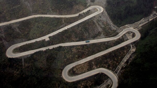 Извилистая дорога в Китае. Архивное фото - Sputnik Кыргызстан