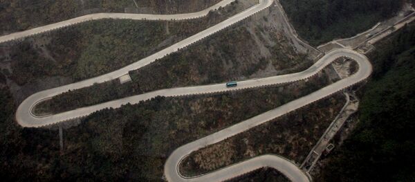Извилистая дорога в Китае. Архивное фото - Sputnik Кыргызстан