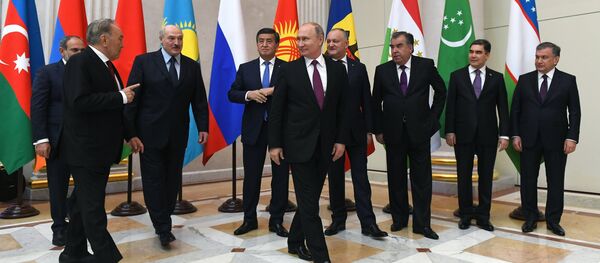 Церемонии фотографирования глав государств-участников Содружества Независимых Государств после заседания Высшего Евразийского экономического совета в расширенном составе. Церемонии фотографирования глав государств-участников Содружества Независимых Государств после заседания Высшего Евразийского экономического совета в расширенном составе. - Sputnik Кыргызстан