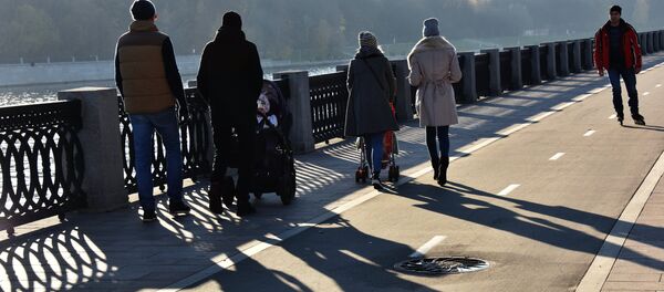 Жители Москвы гуляют по Фрунзенской набережной. Архивное фото Жители Москвы гуляют по Фрунзенской набережной. Архивное фото - Sputnik Кыргызстан