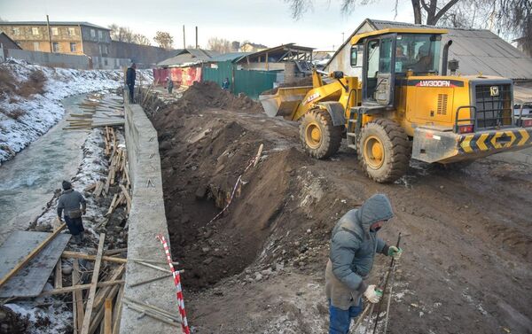 Вдоль реки Ала-Арча в районе Заводского поселка строят берегоукрепительную стену, чтобы решить проблему с подтоплением домов - Sputnik Кыргызстан