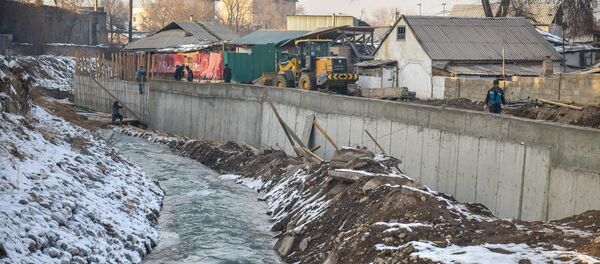 Вдоль реки Ала-Арча в районе Заводского поселка строят берегоукрепительную стену, чтобы решить проблему с подтоплением домов - Sputnik Кыргызстан