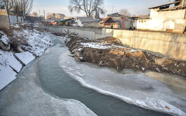Ежегодно местные жители проводили очистительные работы по ликвидации снежной массы и наледи, что обходилось примерно в 2 миллиона сомов. - Sputnik Кыргызстан