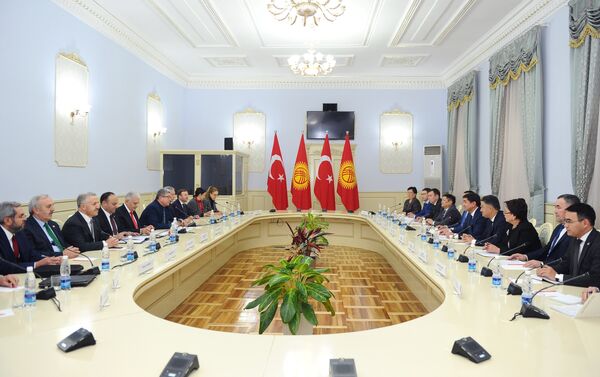 Премьер-министр Мухаммедкалый Абылгазиев встретился со Спикером Парламента Турции Бинали Йылдырымом - Sputnik Кыргызстан