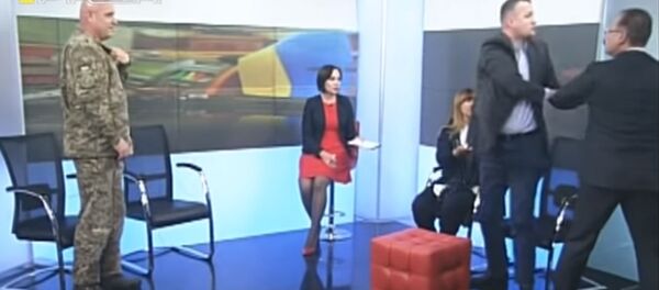 Украинские депутаты подрались во время прямого эфира на ТВ. Видео - Sputnik Кыргызстан