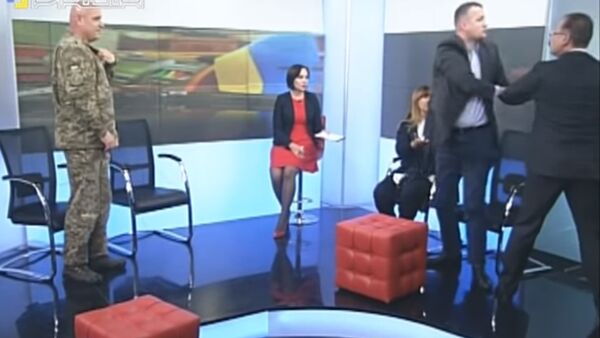 Украинские депутаты подрались во время прямого эфира на ТВ. Видео - Sputnik Кыргызстан