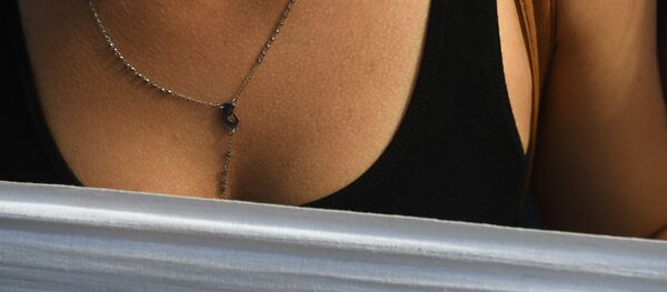 Женщина у компьютера. Архивное фото - Sputnik Кыргызстан