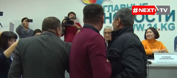 Атамбаевдин тарапташтары менен каршылаштары жаңжалдаша кетти. Видео - Sputnik Кыргызстан