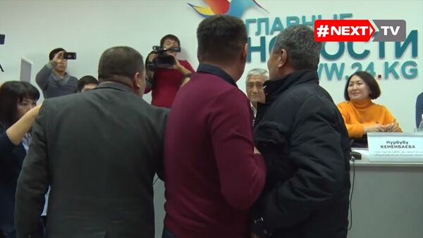 Атамбаевдин тарапташтары менен каршылаштары жаңжалдаша кетти. Видео - Sputnik Кыргызстан