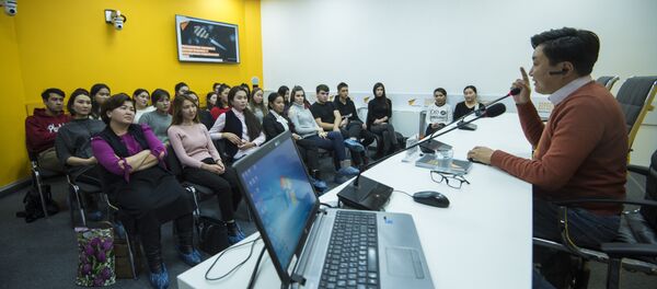 Sputnik радиосунун редактору, алып баруучусу Таалайбек Ороскулов Жусуп Баласагын атындагы Кыргыз улуттук университети менен Кусеин Карасаев атындагы Бишкек гуманитардык университетинин журналистика факультетинин студенттери үчүн мастер-класс өттү - Sputnik Кыргызстан