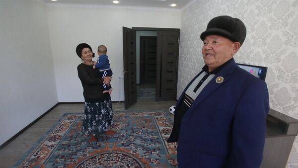 Атбашылык бухгалтер: иштен 1 млн. сом чегертип балама үй, байбичиме шуба алдым - Sputnik Кыргызстан