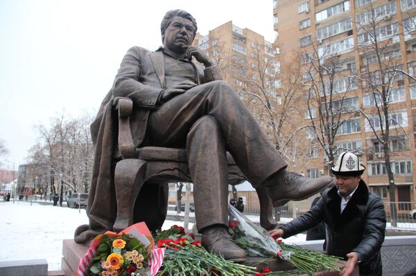 Айтматов Пушкин, Толстойдон эмне үйрөнгөн? Орус адабиятынын таасири тууралуу 5 факты - Sputnik Кыргызстан