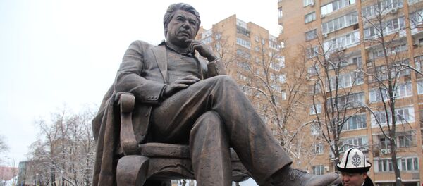 Открытие памятника Чингиза Айтматова в Москве - Sputnik Кыргызстан