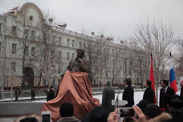 Открытие памятника Чингиза Айтматова в Москве  - Sputnik Кыргызстан