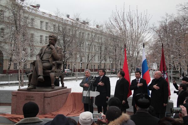 Открытие памятника Чингиза Айтматова в Москве  - Sputnik Кыргызстан