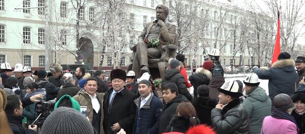 Как в Москве открыли памятник Чингизу Айтматову. Видео - Sputnik Кыргызстан