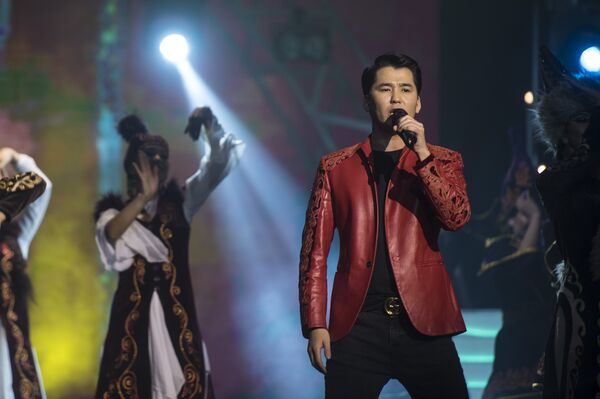 Праздничное мероприятие продолжилось поздравлениями официальных лиц и концертом с участием самых популярных исполнителей. - Sputnik Кыргызстан