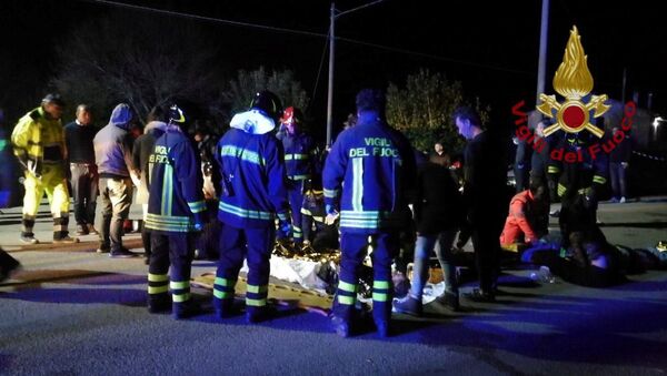 Спасатели и медики оказывают помощь пострадавшим на давке на концерте в клубе недалеко от итальянского города Анкона. 8 декабря 2018 - Sputnik Кыргызстан