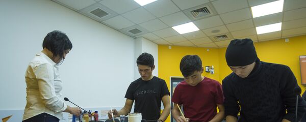 В мультимедийном пресс-центре Sputnik Кыргызстан прошел мастер-класс для студентов Кыргызского государственного художественного училища имени Чуйкова - Sputnik Кыргызстан