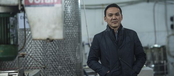 Кыргызстанский предприниматель, владелец завода по производству натуральных соков Дастан Омуралиев. Архивное фото Кыргызстанский предприниматель, владелец завода по производству натуральных соков Дастан Омуралиев. Архивное фото - Sputnik Кыргызстан