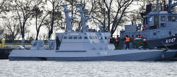 Малый бронированный артиллерийский катер Никополь (слева) и рейдовый буксир «Яны Капу» ВМС Украины, задержанные пограничной службой РФ за нарушение государственной границы России, в порту Керчи. - Sputnik Кыргызстан