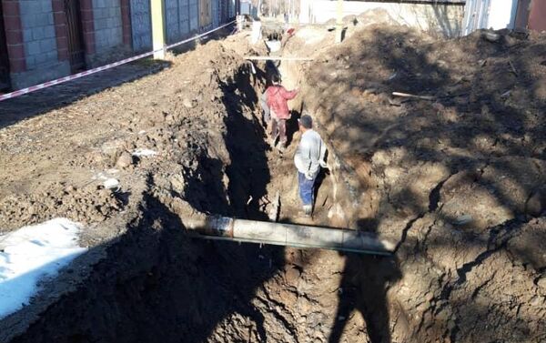 На сегодня начались работы по прокладке центральной канализации в жилом массиве Чон-Арык на улицах Береговой и Чодронова - Sputnik Кыргызстан
