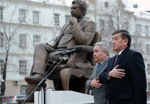 Церемония открытия памятника писателю Чынгызу Айтматову в Москве - Sputnik Кыргызстан