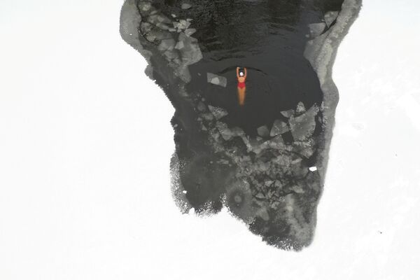 Зимнее плавание в реке в парке в Шэньяне - Sputnik Кыргызстан