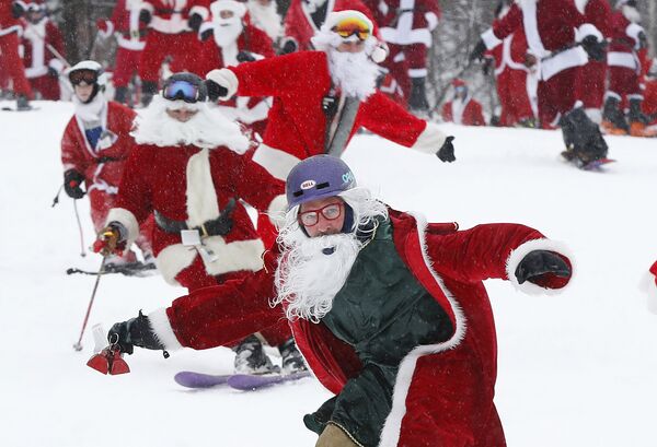 АКШнын Ньюри шаарында лыжачылар менен скейтбордисттер Санта-Клаустун костюмун кийип алып тоодон түштү - Sputnik Кыргызстан