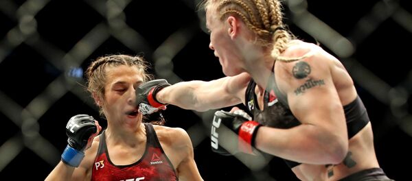Чемпионский бой между Валентиной Шевченко и Джоанной Енджейчик на турнире UFC 231 в Канаде - Sputnik Кыргызстан