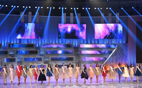 Участницы на сцене в финале конкурса Мисс Мира-2018 в Китае - Sputnik Кыргызстан