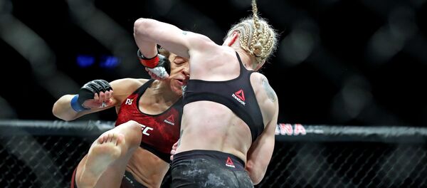 Чемпионский бой между Валентиной Шевченко и Джоанной Енджейчик на турнире UFC 231 в Канаде - Sputnik Кыргызстан