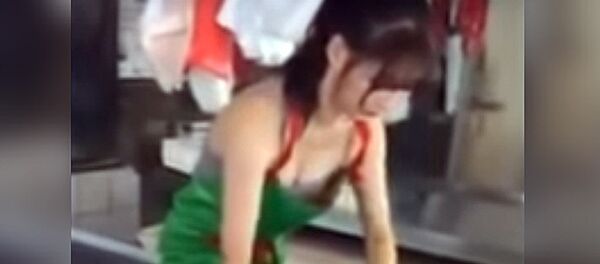 Модель, помогающая маме торговать на рынке, восхитила соцсети — видео - Sputnik Кыргызстан