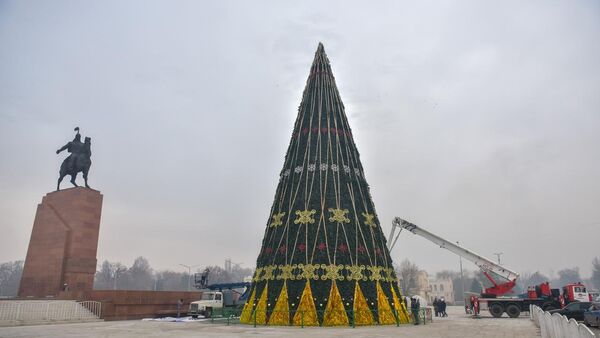 Оформление к новому году площади Ала-Тоо в Бишкеке - Sputnik Кыргызстан