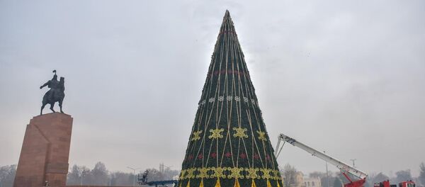 Оформление к новому году площади Ала-Тоо в Бишкеке - Sputnik Кыргызстан